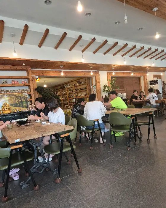 가게 내부의 테이블 풍경