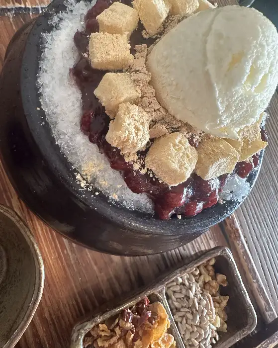 푸짐하게 담긴 눈꽃빙수