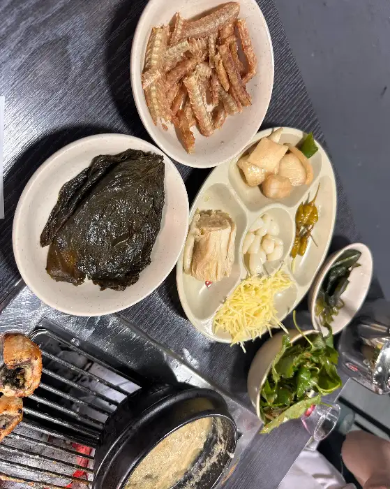 정갈하게 차려진 밑반찬과 장어