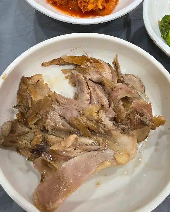 푹 익은 옻닭 고기