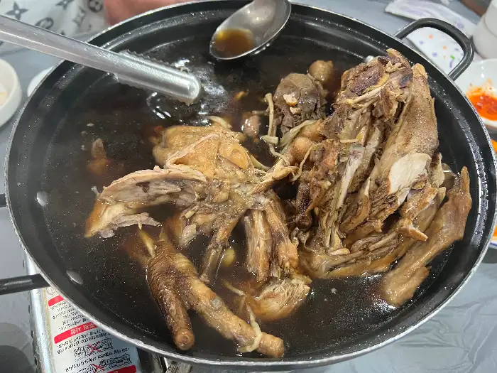 옻닭의 깊고 진한 국물