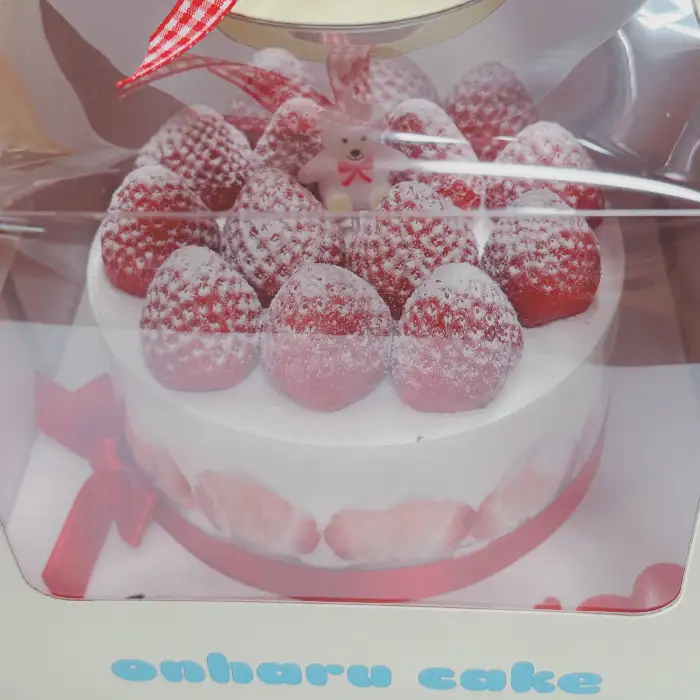 딸기가 가득 올라간 생크림 케이크