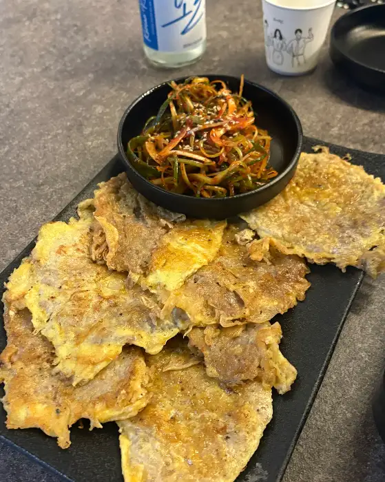정갈하게 담겨 나온 육전과 샐러드