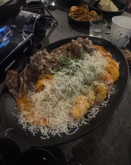 푸짐한 토핑이 올라간 비오 파스타