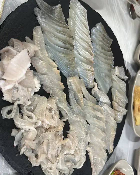 다양하게 썰어진 회와 곁들임 메뉴