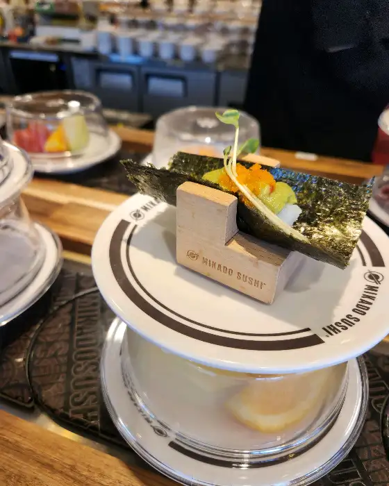 특별한 나무 받침대에 올려진 초밥