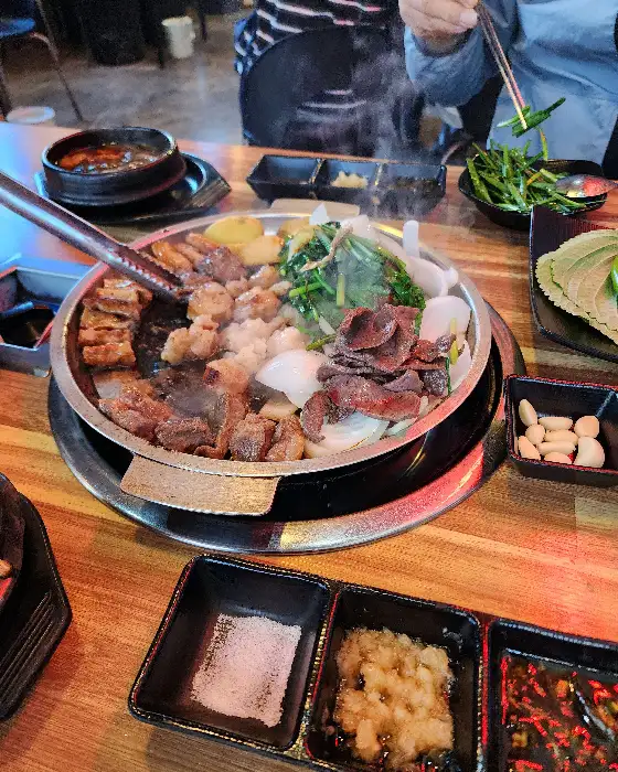 곱이곱다 본점 모듬구이 굽는 중