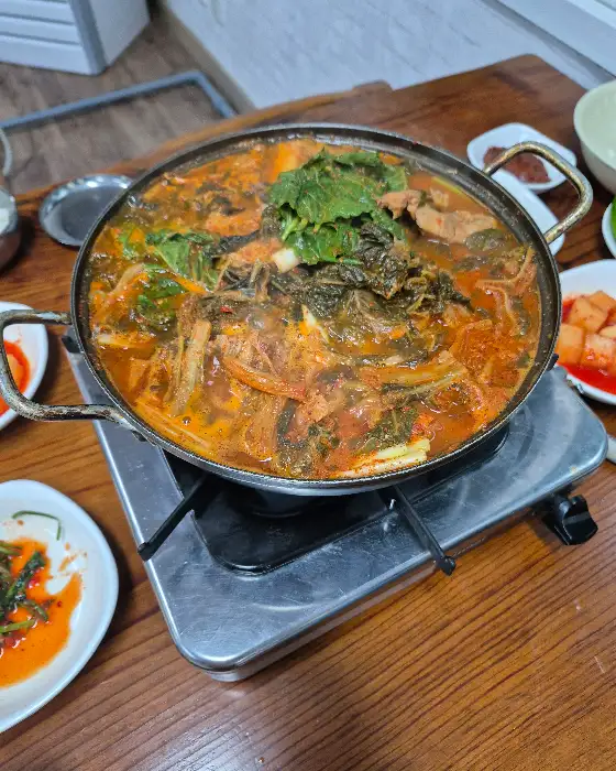 김치와 몇 가지 반찬들이 놓인 식탁의 일부.