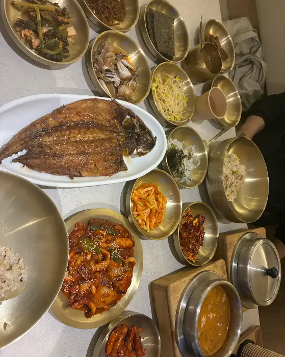 푸짐하게 차려진 한상차림