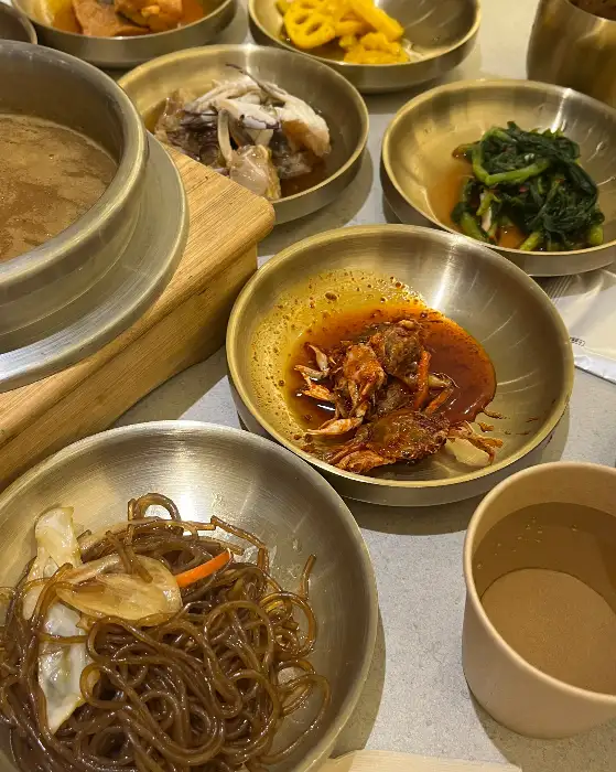 맛깔스러운 젓갈 또는 양념 반찬