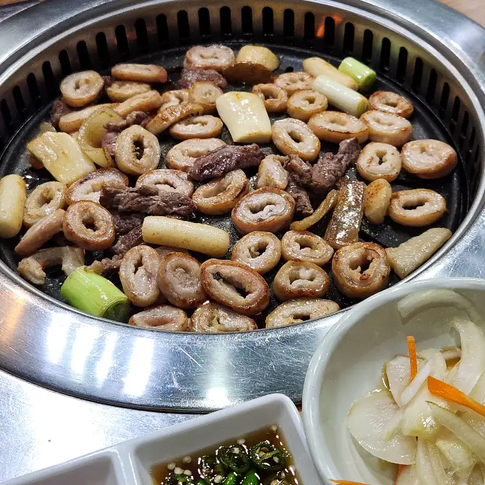 이화곱창 곱창구이, 불판 위에서 지글거리는 곱창