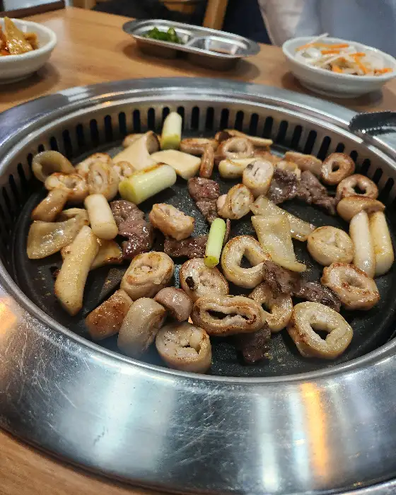 이화곱창 곱창구이, 노릇하게 익은 곱창과 채소