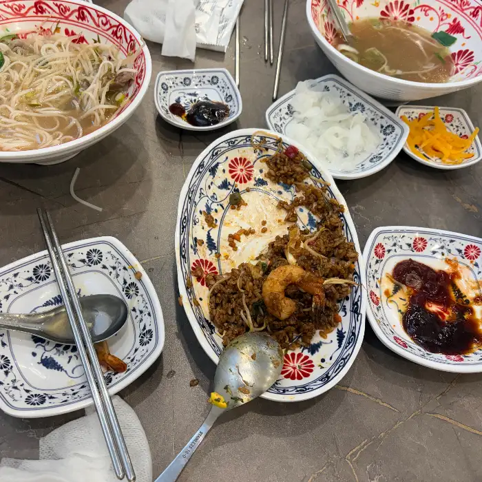 식탁 위 여러 메뉴