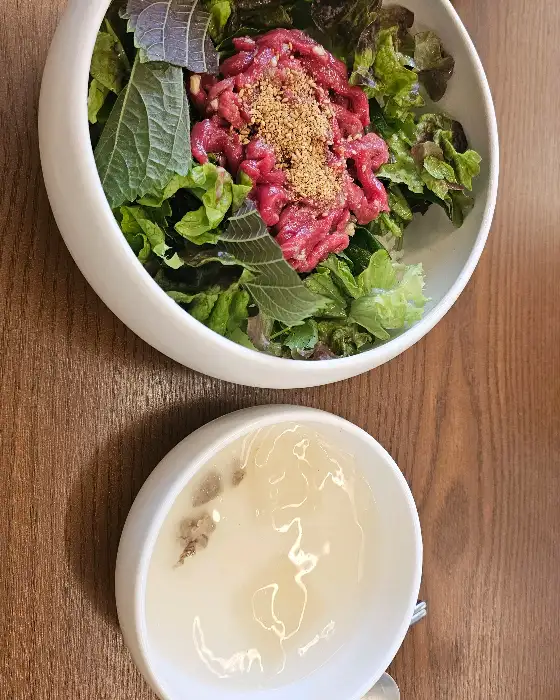 육회비빔밥과 함께 나온 소고기 뭇국