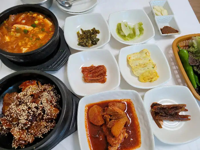 다양한 밑반찬과 뚝배기 주물럭, 찌개가 차려진 상차림
