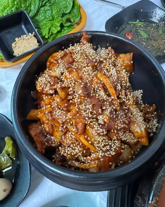 김치찌개 속 두부와 돼지고기