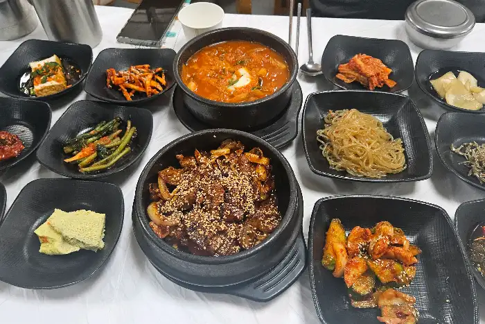 식당 내부 모습, 여러 개의 테이블이 놓여 있음