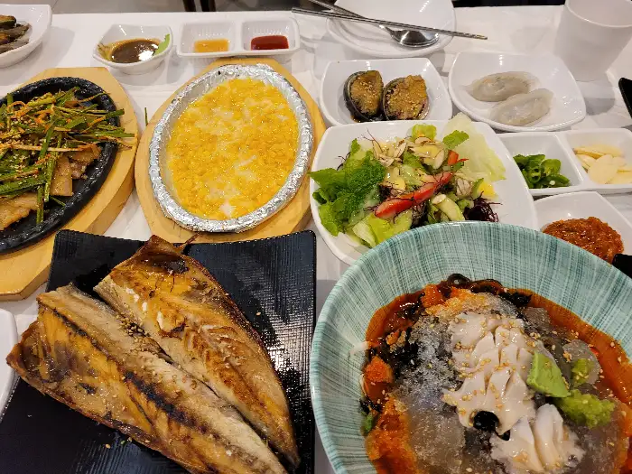 다양한 반찬들이 담긴 접시들