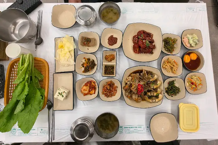 테이블에 차려진 다양한 반찬과 게장