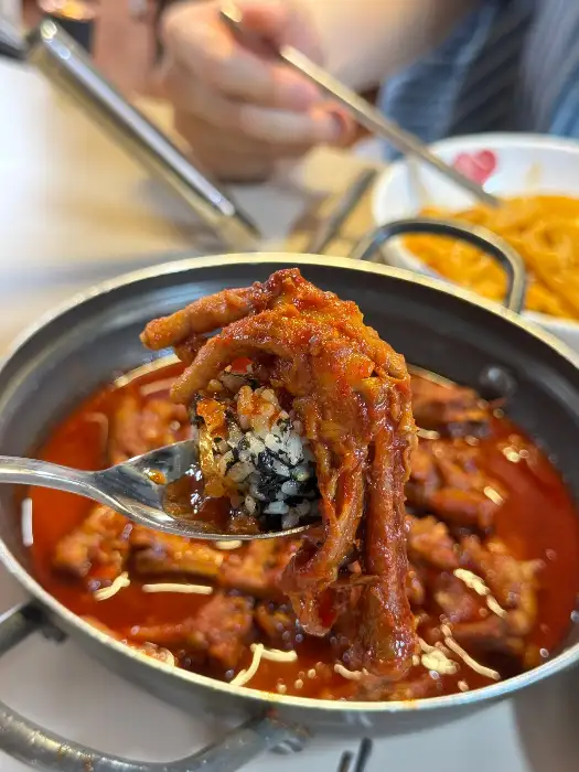 닭발 한 점 클로즈업 모습
