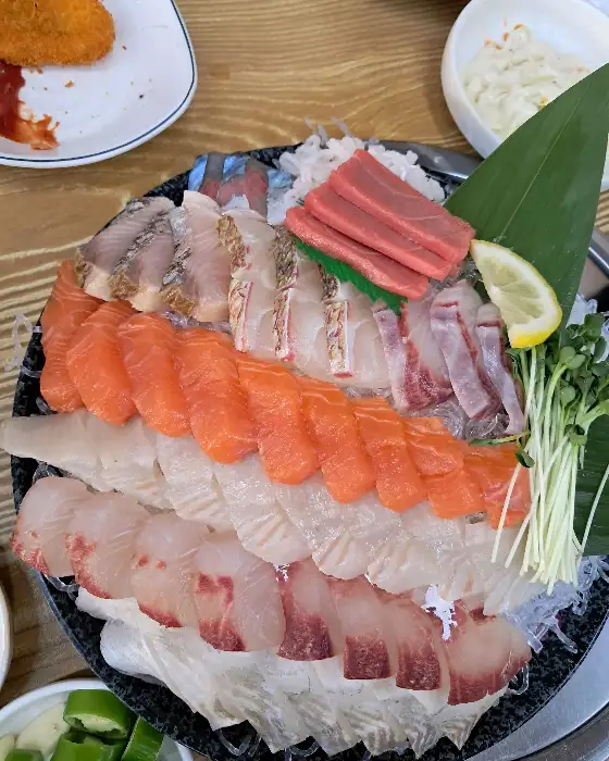푸짐한 모듬회 한 접시