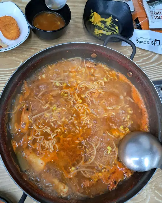 끓고 있는 얼큰한 매운탕