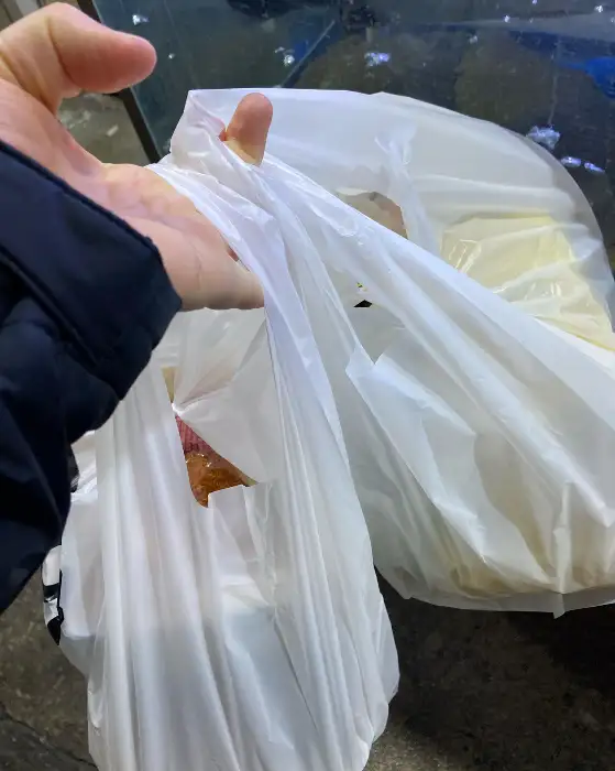 포장 봉투에 담긴 푸짐한 음식들