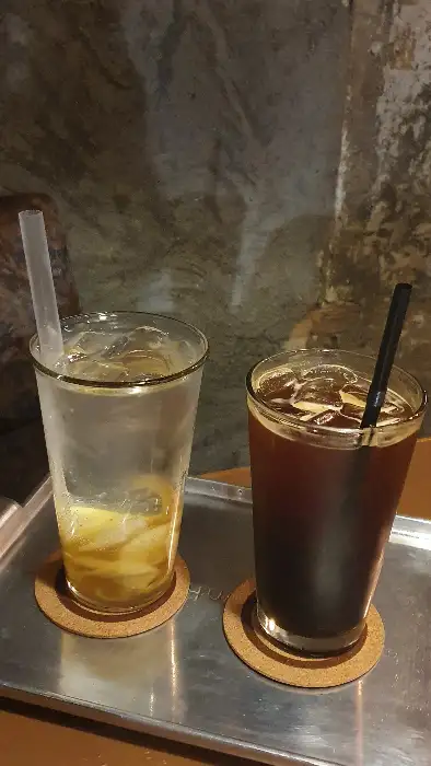 브라운핸즈 백제 내부에서 찍은 레몬에이드와 아이스 아메리카노
