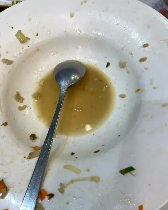 다양한 구성의 회가 담긴 접시