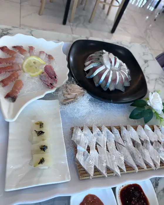 먹음직스럽게 플레이팅된 갈치회