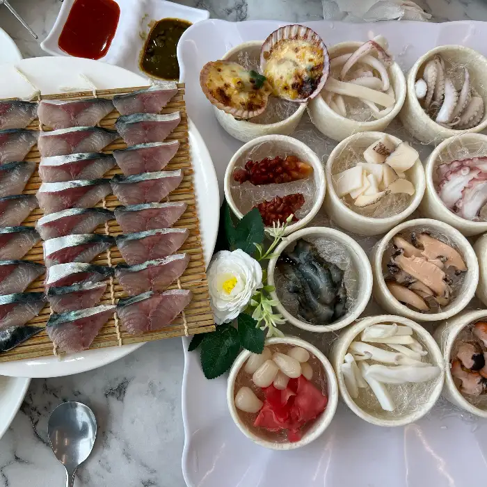 다양한 해산물과 함께 나온 딱새우