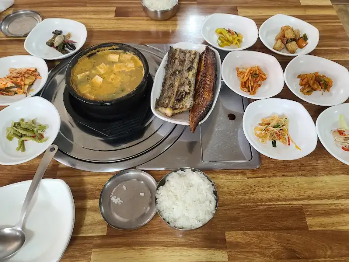 갈치구이와 청국장, 여러 반찬이 차려진 한 상