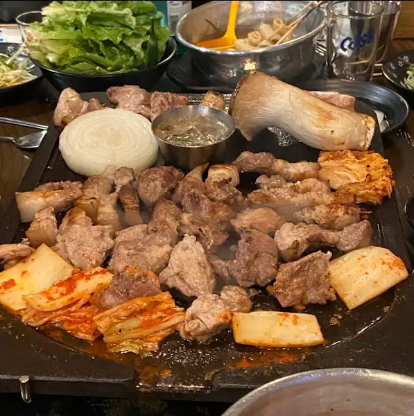 푸짐하게 구워지고 있는 고기