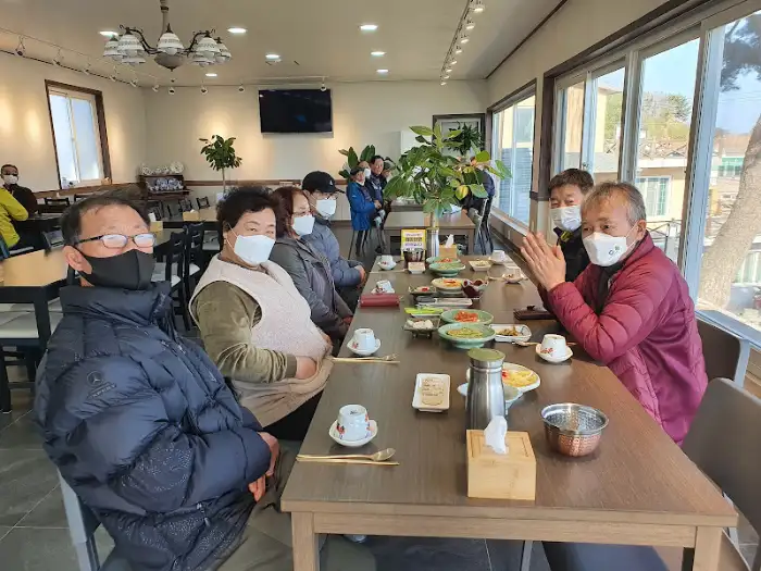 식당 내부의 테이블 모습. 많은 사람들이 식사 중이다.