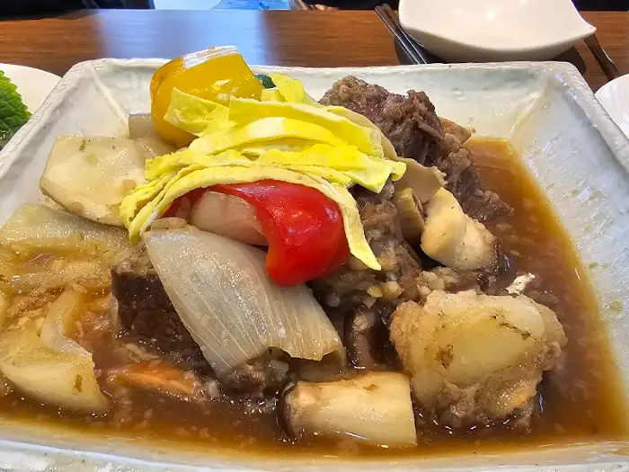잘 익은 갈비찜과 채소가 어우러진 모습