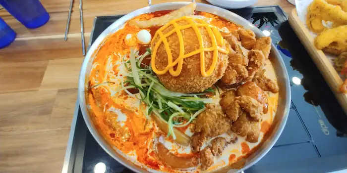 크림 소스와 매콤한 국물이 조화로운 떡볶이
