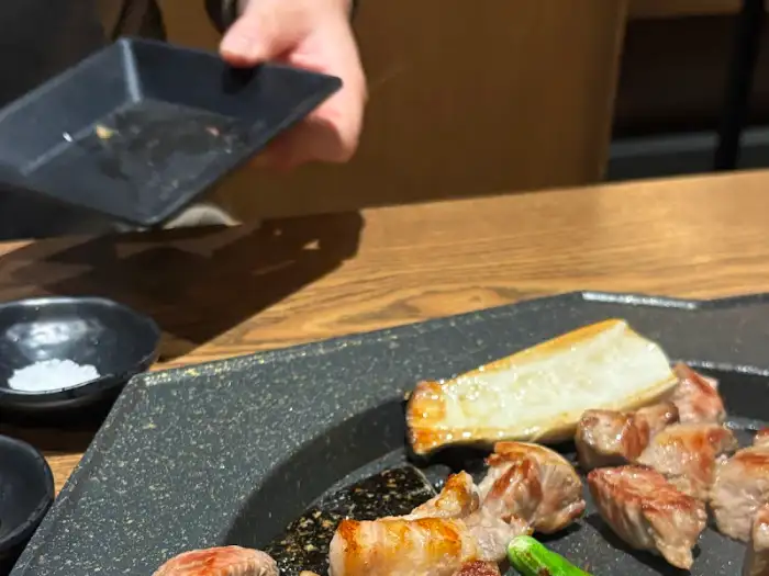 쌈 채소에 고기와 밥, 쌈장을 곁들여 싸 먹으려는 모습