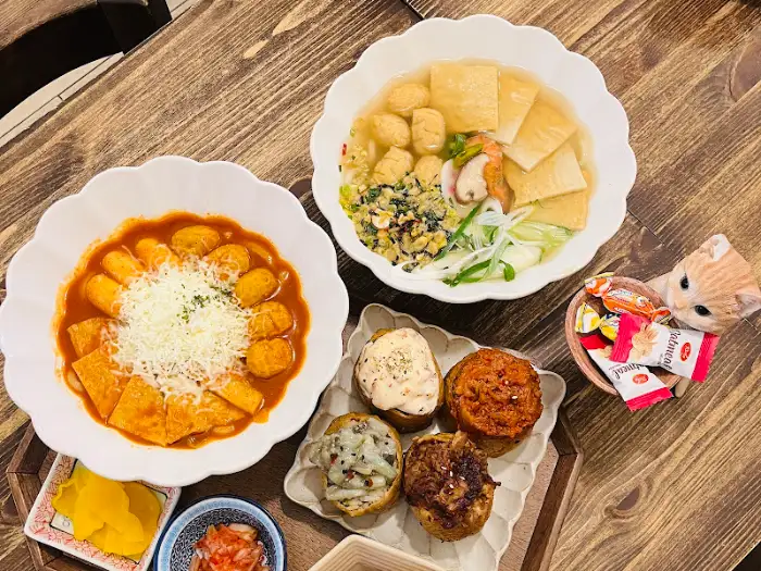 다양한 유부초밥과 우동, 떡볶이 요리