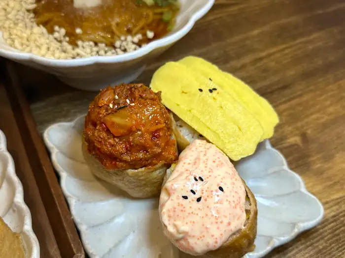 김치 토핑 유부초밥과 계란지단