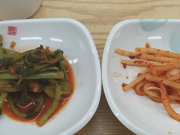 김치류 반찬 두 가지가 접시에 담겨 나온 모습.