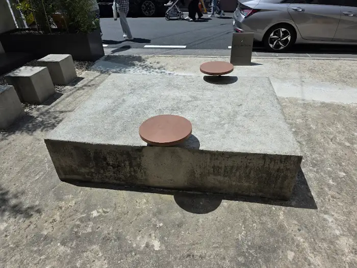 카페 앞 야외 테이블과 의자