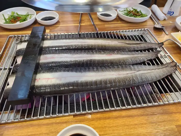 수족관에서 바로 꺼내 즉석에서 손질되는 장어