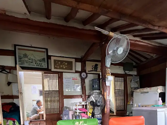 옴팡집 실내 모습, 오래된 가구와 액자들