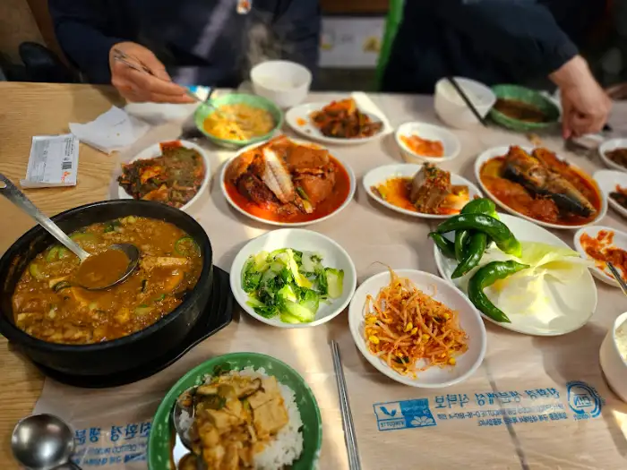 테이블에 차려진 청국장 백반 한상 차림