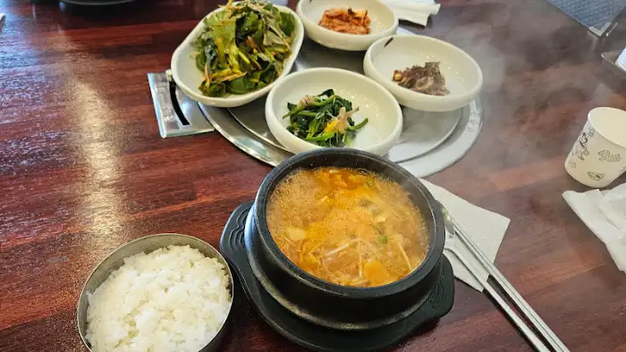 잘 차려진 한상차림, 밥, 된장찌개, 그리고 여러 가지 밑반찬들