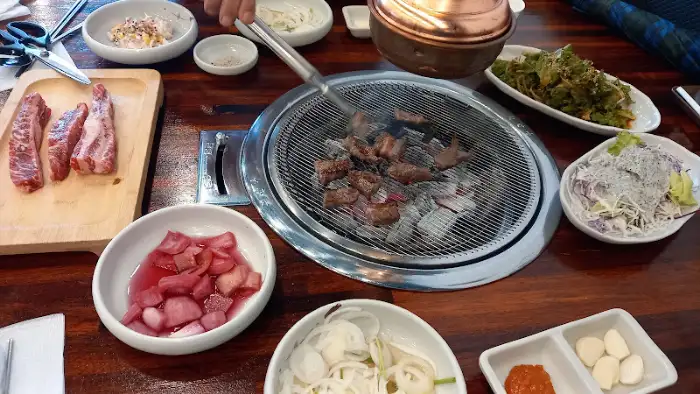 숯불 위에서 맛있게 구워지고 있는 소고기