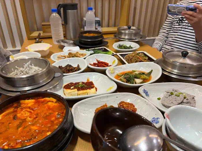 테이블 가득 차려진 다양한 반찬과 솥밥, 청국장