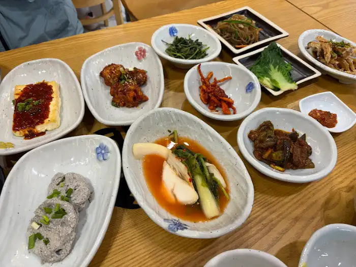 다양한 색감과 모양의 정갈한 밑반찬들
