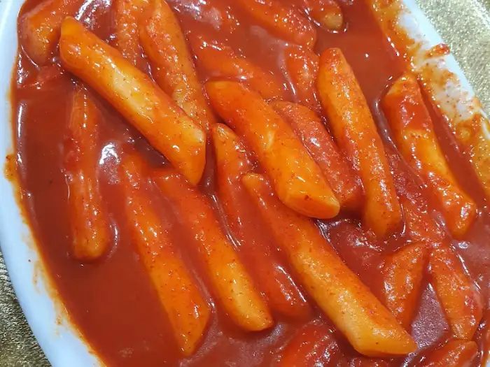 맛있게 조리된 떡볶이 일부