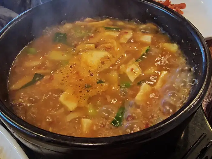 뜨겁게 끓고 있는 된장찌개